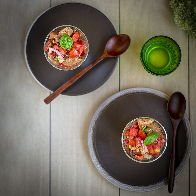 Bicchieri di panzanella con crema di ceci